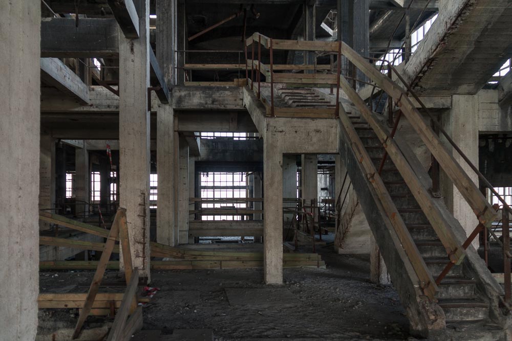 beeld van de binnenkant van de verlaten kolenwasserij die als
            urbex locatie gekend is als the House of Escher