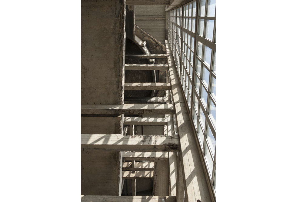 beeld van de hoogte waarin de nieuwe ramen in de urbex locatie
            House of Escher geplaatst werden